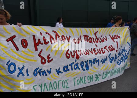 Athènes, Grèce. 27 octobre 2025. Athènes, Grèce, Octomber 27, 2025. Enseignants et parents se sont rassemblés devant le ministère de l'éducation pour protester contre la fusion des salles de classe. (Photo de Kostas Galanis/Sipa USA) crédit : Sipa USA/Alamy Live News Banque D'Images