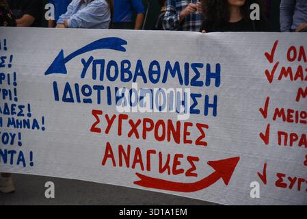 Athènes, Grèce. 27 octobre 2025. Athènes, Grèce, Octomber 27, 2025. Enseignants et parents se sont rassemblés devant le ministère de l'éducation pour protester contre la fusion des salles de classe. (Photo de Kostas Galanis/Sipa USA) crédit : Sipa USA/Alamy Live News Banque D'Images