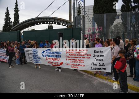 Athènes, Grèce. 27 octobre 2025. Athènes, Grèce, Octomber 27, 2025. Enseignants et parents se sont rassemblés devant le ministère de l'éducation pour protester contre la fusion des salles de classe. (Photo de Kostas Galanis/Sipa USA) crédit : Sipa USA/Alamy Live News Banque D'Images