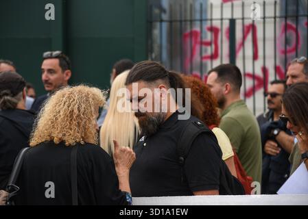 Athènes, Grèce. 27 octobre 2025. Athènes, Grèce, Octomber 27, 2025. Enseignants et parents se sont rassemblés devant le ministère de l'éducation pour protester contre la fusion des salles de classe. (Photo de Kostas Galanis/Sipa USA) crédit : Sipa USA/Alamy Live News Banque D'Images