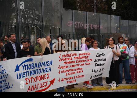 Athènes, Grèce. 27 octobre 2025. Athènes, Grèce, Octomber 27, 2025. Enseignants et parents se sont rassemblés devant le ministère de l'éducation pour protester contre la fusion des salles de classe. (Photo de Kostas Galanis/Sipa USA) crédit : Sipa USA/Alamy Live News Banque D'Images
