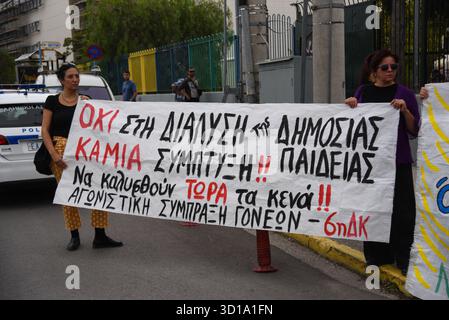 Athènes, Grèce. 27 octobre 2025. Athènes, Grèce, Octomber 27, 2025. Enseignants et parents se sont rassemblés devant le ministère de l'éducation pour protester contre la fusion des salles de classe. (Photo de Kostas Galanis/Sipa USA) crédit : Sipa USA/Alamy Live News Banque D'Images