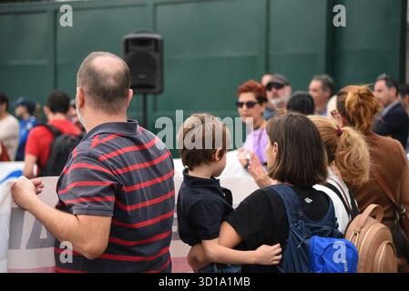 Athènes, Grèce. 27 octobre 2025. Athènes, Grèce, Octomber 27, 2025. Enseignants et parents se sont rassemblés devant le ministère de l'éducation pour protester contre la fusion des salles de classe. (Photo de Kostas Galanis/Sipa USA) crédit : Sipa USA/Alamy Live News Banque D'Images