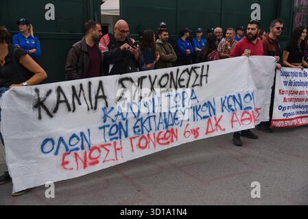 Athènes, Grèce. 27 octobre 2025. Athènes, Grèce, Octomber 27, 2025. Enseignants et parents se sont rassemblés devant le ministère de l'éducation pour protester contre la fusion des salles de classe. (Photo de Kostas Galanis/Sipa USA) crédit : Sipa USA/Alamy Live News Banque D'Images