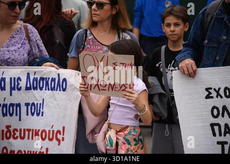 Athènes, Grèce. 27 octobre 2025. Athènes, Grèce, Octomber 27, 2025. Enseignants et parents se sont rassemblés devant le ministère de l'éducation pour protester contre la fusion des salles de classe. (Photo de Kostas Galanis/Sipa USA) crédit : Sipa USA/Alamy Live News Banque D'Images