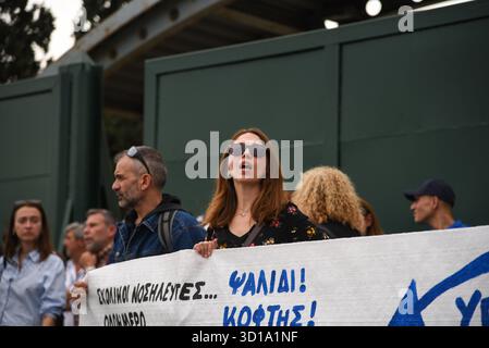 Athènes, Grèce. 27 octobre 2025. Athènes, Grèce, Octomber 27, 2025. Enseignants et parents se sont rassemblés devant le ministère de l'éducation pour protester contre la fusion des salles de classe. (Photo de Kostas Galanis/Sipa USA) crédit : Sipa USA/Alamy Live News Banque D'Images