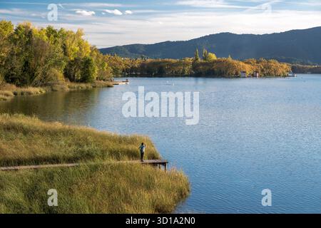 FEMME SEULE DEBOUT AU BOUT DE LA JETÉE EN BOIS LAC DE BANYOLES PLA DE L’ESTANY GIRONA PROVINCE CATALOGNE ESPAGNE Banque D'Images