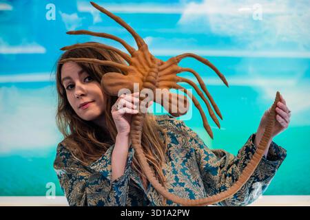 Londres, Royaume-Uni. 27 octobre 2025. Prototype pour 'The Facehugger' par Alien/Twentieth Century Fox, estimation £6 000 - £8 000 - The Uncanny sale à Bonhams, Knightsbridge. La vente est en ligne jusqu'au 29 octobre. Crédit : Guy Bell/Alamy Live News Banque D'Images