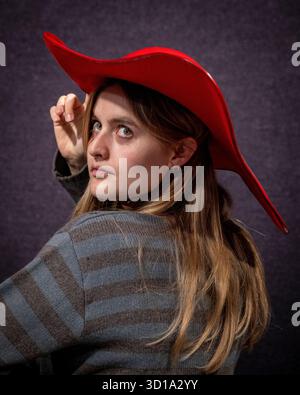 Londres, Royaume-Uni. 27 octobre 2025. 'Red Leather Hat' de Kylie Jenner (estimation £1 500 - £2 000) lors d'un aperçu de Bonhams The Uncanny sale dans ses galeries à Knightsbridge. La vente explore l'étrange, troublant et surnaturel et se déroule en ligne jusqu'au 29 octobre. Credit : Stephen Chung / Alamy Live News Banque D'Images