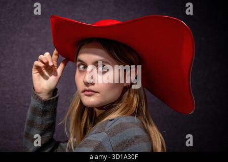 Londres, Royaume-Uni. 27 octobre 2025. 'Red Leather Hat' de Kylie Jenner (estimation £1 500 - £2 000) lors d'un aperçu de Bonhams The Uncanny sale dans ses galeries à Knightsbridge. La vente explore l'étrange, troublant et surnaturel et se déroule en ligne jusqu'au 29 octobre. Credit : Stephen Chung / Alamy Live News Banque D'Images