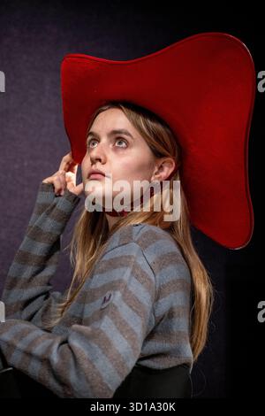 Londres, Royaume-Uni. 27 octobre 2025. 'Red Leather Hat' de Kylie Jenner (estimation £1 500 - £2 000) lors d'un aperçu de Bonhams The Uncanny sale dans ses galeries à Knightsbridge. La vente explore l'étrange, troublant et surnaturel et se déroule en ligne jusqu'au 29 octobre. Credit : Stephen Chung / Alamy Live News Banque D'Images
