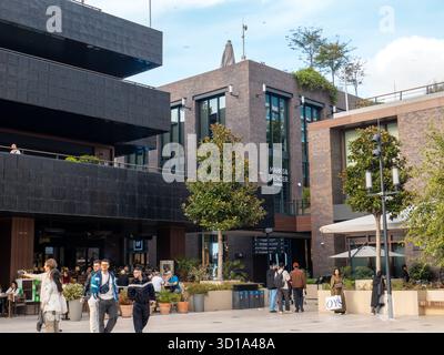 Istanbul, Turquie - 2 octobre 2025 : L'intérieur du centre commercial Galataport, les gens font des achats de marques de renommée mondiale. Banque D'Images