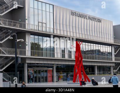 Istanbul, Turquie - 2 octobre 2025 : une vue lointaine du Musée d'Art moderne d'Istanbul, un endroit populaire pour les amateurs d'art. Banque D'Images