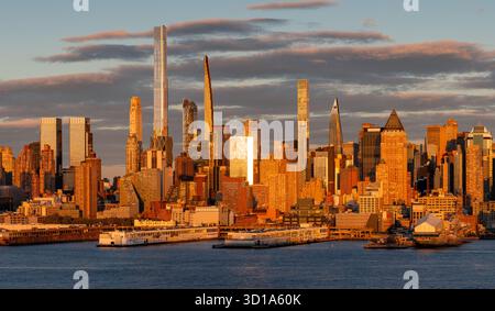 Paysage urbain de New York avec ses gratte-ciel et ses grands bâtiments Billionaires Row. Midtown Manhattan bâtiments et Hudson River au coucher du soleil. ÉTATS-UNIS Banque D'Images