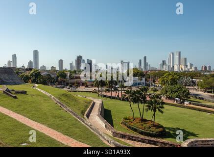 Cartagena de Indias, Colombie - 16 décembre 2023 : vue panoramique depuis le Fort San Felipe de Barajas, contrastant ses remparts historiques avec l'horizon moderne de la ville. Banque D'Images
