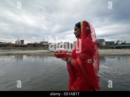27 octobre 2025, Katmandou, Népal : une femme offre des prières pour coucher de soleil pendant le Festival Chhath sur la rive de la rivière Bagmati à Katmandou, Népal, le 27 octobre 2025. Le festival Chhath est dédié au soleil, considéré comme un gage de stabilité et de prospérité, et une déesse védique 'Chhathi Maiya' (crédit image : © Sunil Sharma/ZUMA Press Wire) USAGE ÉDITORIAL SEULEMENT ! Non destiné à UN USAGE commercial ! Banque D'Images