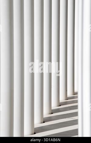 Piliers de Philharmonie Luxembourg, gros plan de l'entrée. Architecture moderne au Kirchberg Luxembourg ville, salle du Théâtre Philharmonique Banque D'Images