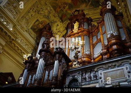 Vue latérale détaillée gros plan de l'orgue de l'église richement décoré à l'intérieur du Berliner Dom (cathédrale de Berlin) Banque D'Images