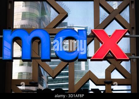 Marque de mode Max. Gros plan de l'affiche Max Fashion au-dessus de l'entrée du magasin Aby Dhabi UAE. Editorial, personne-avril 19,2025 Banque D'Images