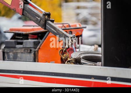 Bras de grue avec crochet de levage en acier monté sur un camion utilitaire chargé d'équipement de construction montrant le détail des machines industrielles, joint mécanique et Banque D'Images