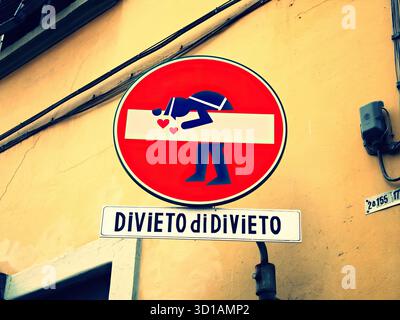 Signalisation routière et routière. Panneaux réglementaires : ces panneaux dictent les règles de circulation et sont souvent noirs, blancs et rouges, bien que les couleurs puissent varier. Exemples : arrêt, rendement, limite de vitesse et ne pas entrer. Panneaux d'avertissement : ces panneaux avertissent les conducteurs des dangers potentiels et des conditions à venir. Les exemples incluent des panneaux pour les routes sinueuses, les passages à cerfs et les passages pour piétons. Ces signes sont souvent jaunes ou fluorescents jaune/vert. Panneaux de guidage et d'information : ces panneaux fournissent des indications directionnelles ou des informations générales. Des exemples incluent les panneaux directionnels avec des flèches et les panneaux pour les services. Banque D'Images