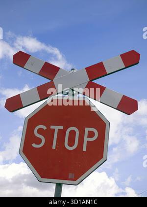 Signalisation routière et routière. Panneaux réglementaires : ces panneaux dictent les règles de circulation et sont souvent noirs, blancs et rouges, bien que les couleurs puissent varier. Exemples : arrêt, rendement, limite de vitesse et ne pas entrer. Panneaux d'avertissement : ces panneaux avertissent les conducteurs des dangers potentiels et des conditions à venir. Les exemples incluent des panneaux pour les routes sinueuses, les passages à cerfs et les passages pour piétons. Ces signes sont souvent jaunes ou fluorescents jaune/vert. Panneaux de guidage et d'information : ces panneaux fournissent des indications directionnelles ou des informations générales. Des exemples incluent les panneaux directionnels avec des flèches et les panneaux pour les services. Banque D'Images