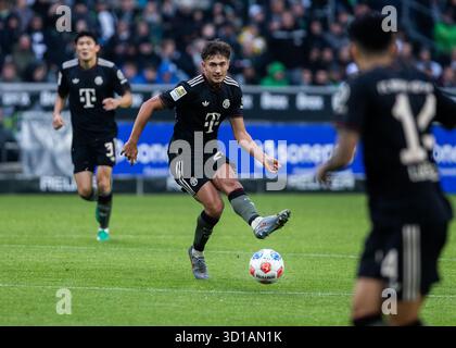 Moenchengladbach, Borussia Park, 25.10.2025 : Tom Bischof de Muenchen court avec le ballon lors du 1.Bundesliga match Borussia Moenchengladbach vs FC Banque D'Images