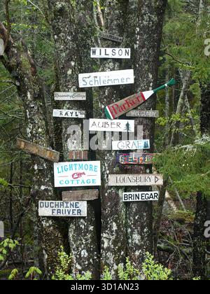 Signalisation routière et routière. Panneaux réglementaires : ces panneaux dictent les règles de circulation et sont souvent noirs, blancs et rouges, bien que les couleurs puissent varier. Exemples : arrêt, rendement, limite de vitesse et ne pas entrer. Panneaux d'avertissement : ces panneaux avertissent les conducteurs des dangers potentiels et des conditions à venir. Les exemples incluent des panneaux pour les routes sinueuses, les passages à cerfs et les passages pour piétons. Ces signes sont souvent jaunes ou fluorescents jaune/vert. Panneaux de guidage et d'information : ces panneaux fournissent des indications directionnelles ou des informations générales. Des exemples incluent les panneaux directionnels avec des flèches et les panneaux pour les services. Banque D'Images