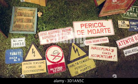 Signalisation routière et routière. Panneaux réglementaires : ces panneaux dictent les règles de circulation et sont souvent noirs, blancs et rouges, bien que les couleurs puissent varier. Exemples : arrêt, rendement, limite de vitesse et ne pas entrer. Panneaux d'avertissement : ces panneaux avertissent les conducteurs des dangers potentiels et des conditions à venir. Les exemples incluent des panneaux pour les routes sinueuses, les passages à cerfs et les passages pour piétons. Ces signes sont souvent jaunes ou fluorescents jaune/vert. Panneaux de guidage et d'information : ces panneaux fournissent des indications directionnelles ou des informations générales. Des exemples incluent les panneaux directionnels avec des flèches et les panneaux pour les services. Banque D'Images
