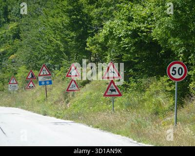 Signalisation routière et routière. Panneaux réglementaires : ces panneaux dictent les règles de circulation et sont souvent noirs, blancs et rouges, bien que les couleurs puissent varier. Exemples : arrêt, rendement, limite de vitesse et ne pas entrer. Panneaux d'avertissement : ces panneaux avertissent les conducteurs des dangers potentiels et des conditions à venir. Les exemples incluent des panneaux pour les routes sinueuses, les passages à cerfs et les passages pour piétons. Ces signes sont souvent jaunes ou fluorescents jaune/vert. Panneaux de guidage et d'information : ces panneaux fournissent des indications directionnelles ou des informations générales. Des exemples incluent les panneaux directionnels avec des flèches et les panneaux pour les services. Banque D'Images