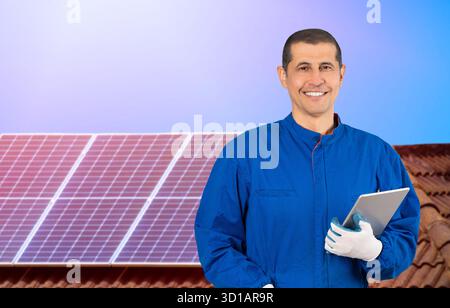 Panneaux solaires, travailleur de la construction, tablette et portrait de l'homme avec la recherche et les données numériques pour l'installation de panneau solaire. Heureux, ingénieur et con masculin Banque D'Images