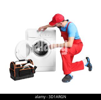 Réparateur professionnel avec des outils fixant la machine à laver cassée sur fond blanc Banque D'Images