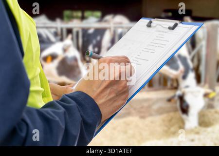Mains, ingénieur et presse-papiers pour la liste de contrôle, les notes d'inspection ou la conformité de sécurité. Personne, écrivant avec des documents pour, inspectant les vaches à la ferme laitière o Banque D'Images