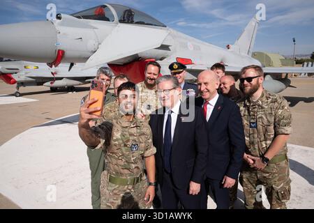 Le premier ministre Sir Keir Starmer (au centre) et le secrétaire à la Défense John Healey (au centre droit) posent pour un selfie avec des membres des forces armées britanniques devant un avion de chasse britannique Typhoon à la base aérienne Tusas à Ankara, lors d'une visite en Turquie. Date de la photo : lundi 27 octobre 2025. Banque D'Images