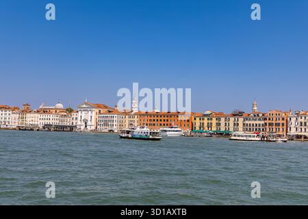 Venise, Italie, 11 août 2025 : vue panoramique sur le front de mer de Venise avec des bateaux Banque D'Images