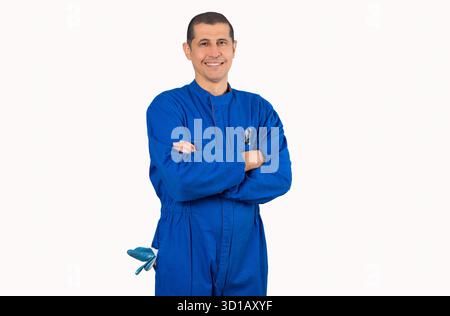 Portrait de mécanicien mature confiant en combinaison avec le bras croisé et regardant la caméra isolé sur fond blanc Banque D'Images