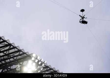 Naples, Italie. 25 octobre 2025. Une spidercam est vue lors de la série Serie A Enilive match entre la SSC Napoli et le FC Internazionale au Stadio Diego Armando Maradona le 25 octobre 2025 à Naples, Italie crédit : Giuseppe Maffia/Alamy Live News Banque D'Images