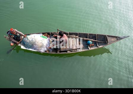 Vue aérienne du bateau de pêche sur Calm Green Water avec deux pêcheurs Banque D'Images