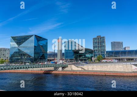 Berlin Allemagne - septembre 25 2025 : la gare centrale de Berlin vue de l'autre côté de la rivière Spree Banque D'Images