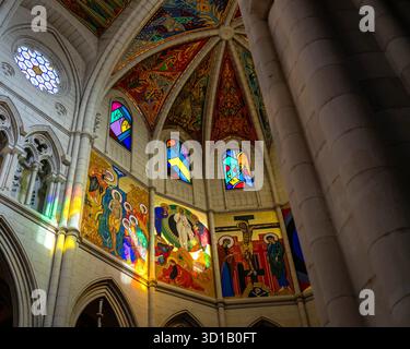 Madrid Espagne - 11 août 2025 : vitrail laissant des reflets à l'intérieur de la cathédrale de Santa María la Real de la Almudena Madrid Banque D'Images