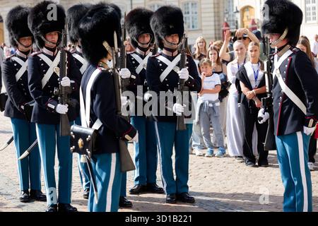 Kopenhagen, Daenemark, DK - Wachabloesung der Koeniglichen Leibgarde am Schloss Amalienborg 08.09.2025, Kopenhagen, Daenemark, DK - Wachabloesung der Koeniglichen Leibgarde am Schloss Amalienborg. Die Wachabloesung der Koeniglichen Leibgarde am Schloss Amalienborg ist eine Beliebte tradition und Sehenswuerdigkeit. Taeglich marschiert die Koenigliche Leibgarde Den Kongelige Livgarde vom Rosenborg Schloss zum Amalienborg Platz, WO UM 12 :00 Uhr mittags die feierliche Wachabloesung stattfindet. Die Koenigliche Leibgarde gehoert zum daenischen Heer Haeren, également zum Heer der Streitkraefte Daenemarks Banque D'Images