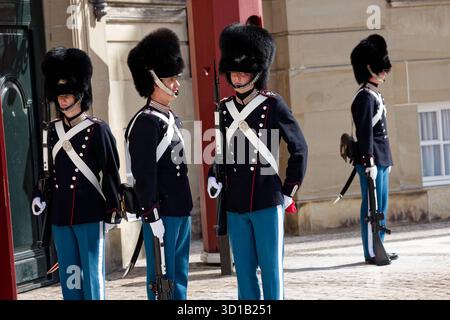 Kopenhagen, Daenemark, DK - Wachabloesung der Koeniglichen Leibgarde am Schloss Amalienborg 08.09.2025, Kopenhagen, Daenemark, DK - Wachabloesung der Koeniglichen Leibgarde am Schloss Amalienborg. Die Wachabloesung der Koeniglichen Leibgarde am Schloss Amalienborg ist eine Beliebte tradition und Sehenswuerdigkeit. Taeglich marschiert die Koenigliche Leibgarde Den Kongelige Livgarde vom Rosenborg Schloss zum Amalienborg Platz, WO UM 12 :00 Uhr mittags die feierliche Wachabloesung stattfindet. Die Koenigliche Leibgarde gehoert zum daenischen Heer Haeren, également zum Heer der Streitkraefte Daenemarks Banque D'Images