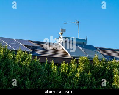 Chauffe-eau solaire et panneaux solaires photovoltaïques sur le toit d'un bâtiment à Chypre une île de la Méditerranée. Banque D'Images
