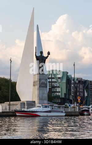 Kaliningrad, Russie - 30 juillet 2021 : le Monument aux pêcheurs et le Monument à Nicholas le Wonderworker sont deux monuments de Kaliningrad qui Banque D'Images