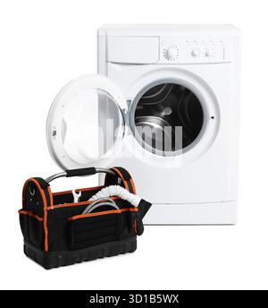 Machine à laver cassée et sac avec des outils isolés sur blanc Banque D'Images
