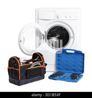 Machine à laver cassée et différents outils isolés sur blanc Banque D'Images