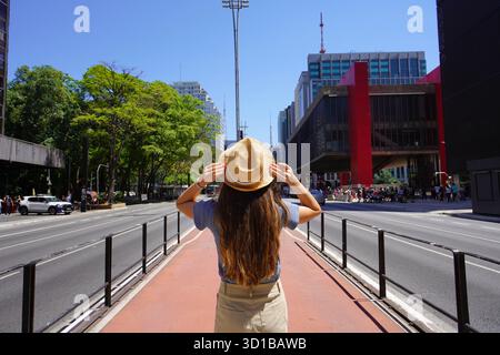 Femme voyageuse en chapeau de paille visitant Sao Paulo City, Brésil Banque D'Images