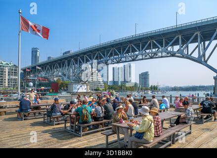Terrasse du Market Grill à Granville Island marché public avec Granville Bridge derrière, Granville Island, Vancouver, Colombie-Britannique, Canada Banque D'Images