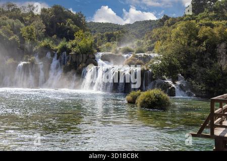 Parc national de Krka, chute d'eau Skradinski Buk, réserve naturelle pittoresque, cascades et ruisseaux d'eau au milieu de la verdure, Croatie, centre de Dal Banque D'Images