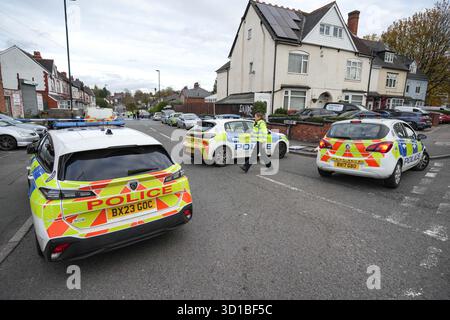 Manor Road, Stechford, Birmingham 27 octobre 2025 - la police des West Midlands a arrêté 2 hommes et une femme après que le désordre a conduit les deux hommes à être poignardés à Birmingham lundi matin. Les hommes, âgés de 23 et 40 ans, ont été transportés à l'hôpital et arrêtés pour suspicion de troubles violents. Une femme de 19 ans a également été arrêtée pour le même chef d'accusation. Lundi après-midi, un officier de criminalistique a récupéré des armes, y compris une machette, une batte de baseball et un bâton de marche. La chauve-souris et le bâton s'étaient brisés en plusieurs morceaux après avoir prétendument été utilisés dans l'altercation. Crédit : British News and Media/Alamy Live News Banque D'Images